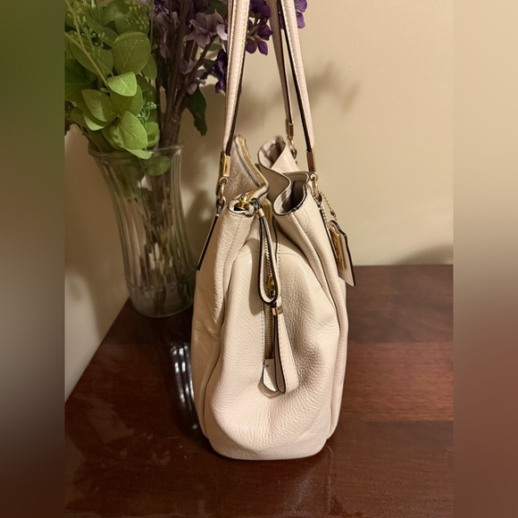 Coach Pebbled Leather Off White Shoulder Bag - Picture 4 of 8